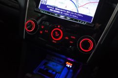 レヴォーグのスピードメーター&エアコンパネルのLED打ち替え(STI仕様) エアコンパネル周りも真っ赤っ赤。温度インジケーターが青色の部分だけ光が透過しないので見えにくいですが、感覚的に操作できるところなので問題ないと思います。
