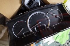 ハイエースのエアコンパネル&スピードメーターLED打ち換え 問題のスピードメーターです。ネットで検索すると結構施工実績があったので、おそらく針外しは問題ないと判断し、気合と根性で施工しました。