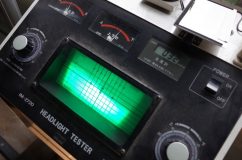 プリウスのヘッドライトLEDバルブ交換 ちゃんと機械を通すことでmm単位で調整が可能になります。
