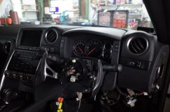 R35 GT-Rのスピードメーター照明の修理(LED打ち換え) スピードメーターを外すのにここまでバラす必要があります。