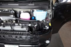 ハイエースのセキュリティー取り付けとホーン交換 ハイエースのホーンは助手席側にあります。4型まではバンパー下から交換可能ですが、5型ディーゼルはアドブルータンクがあるので下からは作業できません。