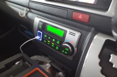 ハイエース200系のエアコンパネル他スイッチ類のLED打ち替え施工 昔のトヨタ車のグリーンから、かなり鮮やかな印象になった今どきの緑色と比較しました。