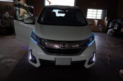 フリードハイブリッドのアイライン追加とドアアンダーイルミ施工 後は隙間に貼り付けて完成です。