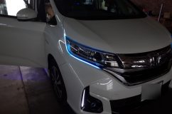 フリードハイブリッドのアイライン追加とドアアンダーイルミ施工 スイッチングで下面だけでも点灯可能です。