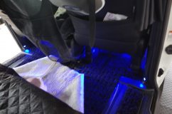 80系VOXYのフットランプイルミ施工 リアは取り付け場所を注意しないと、2列目乗車位置で光源が眩しい可能性があります。