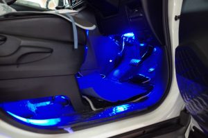 80系VOXYのフットランプイルミ施工