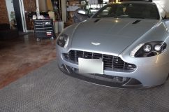 アストンマーチン V8ヴァンテージの テールランプ曇り修理 実車を初めて拝見しました。フェラーリやランボほど威圧感はないですね。これなら普段乗りでも違和感ないかも。