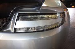 アストンマーチン V8ヴァンテージの テールランプ曇り修理 事前にお伺いした話だと、レンズ全体に曇りということでしたが、ご来店時には完全になくなっていました。