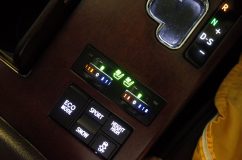200系クラウンマジェスタのパネル類全LED打ち換え 唯一この部分は文字盤に緑が入っているため、色替えできませんでした。