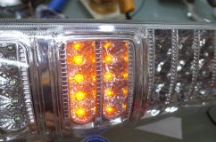  ウィンカーは冗談だけ暗い。この症状のときは実は高速点滅していて、LED内部の断線が原因。こちらも不具合チップを交換して無事修理完了です。すべての車両用電子機器がそうですが振動による故障が多いと思います。そう考えるとDENSOの凄さが実感できますね。 