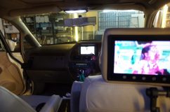 RA6オデッセイのオートエアコン移植とナビインストール 作業終わろうと思ったらなんとヘッドレストモニターが。またナビをばらしてモニターの入力線を入れ直しました~。これで完全に終了です。