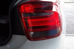  テールは右側が圧倒的に多いですね。LED切れで暗くなります。 