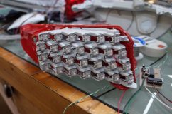  LEDチップはFLUXタイプが使われています。基盤はそのまま流用し、パターンを変更してシーケンシャル点灯できるようにしました。 