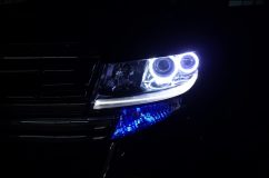  もともとのウィンカーの場所はブルーLEDを取り付けました。 