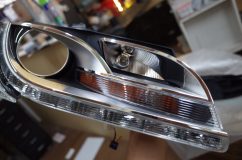 AUDIヘッドライトのデイライト修理依頼 ここまでバラすのに2時間ぐらいかかってしまいました。さすがの純正ヘッドライトなのですべてのパーツの噛み込みがしっかりしているため、順番通りにバラさないと分離できません。下手に力を入れるとインナーが割れてしまうので、めちゃくちゃ気を使いました。