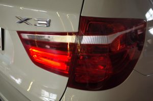 BMW X3のテールランプ修理
