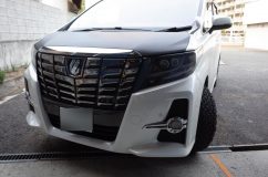 30アルファードのリフトアップ車~!! アルファードといえば定番はローダウンですが、リフトアップという選択肢があるとは驚愕です。