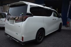 30アルファードのリフトアップ車~!! もともとこの車はタイヤハウスがかなり大きめなので、ビッグタイヤも似合います。またヒッチメンバーがあることでよりアウトドア感がアップします。