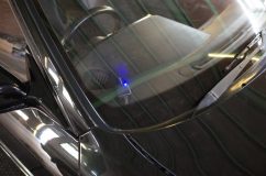 NISSAN GT-R のセキュリティー取り付け~ スキャナープレートは敢えて出しません。そのほうがちょっと不気味に感じます。でもガラス割られるのは嫌なのでアンテナは見える位置に。