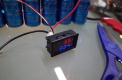  早速充電を開始し、0Vから15Vまで電気を溜め込みます。今回の回路は保護回路が入っているため、1.5A以上の電流を流すとストップしていました。おそらく過電圧に弱いキャパシタを安全に平準化するためなのでしょう。 