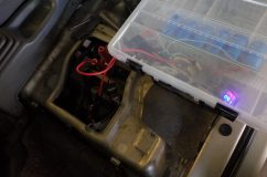  それでは早速、始動性の悪いキャブレターエンジンの軽自動車でテストしてみました。バッテリー自体は問題ないので、完全にバッテリー端子を外してやってみます。恐る恐るキーを回すと、4秒ぐらいクランキングしてエンジン始動せず。ただし4秒も回ればかなりの車は始動できそうですね。このままでは物足りないので、もう一度充電して再度チャレンジしてみました。 