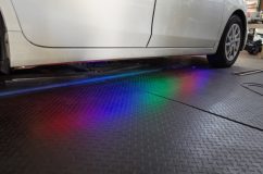 プリウスアルファのアンダーイルミとリアゲートイルミ施工 サイドステップ下にLEDを固定し、室内灯とスモールで点灯するように施工しました。