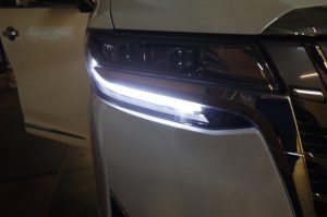３０後期アルファード ハイブリッドのシーケンシャルウィンカー施工
