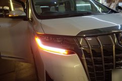 30後期アルファード ハイブリッドのシーケンシャルウィンカー施工 そのデイライトに負けないぐらいウィンカーも明るいです。POWERチップを片側16発も使っております。