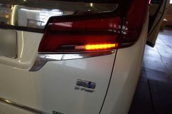 30後期アルファード ハイブリッドのシーケンシャルウィンカー施工 リアゲートは加工費用を抑えるためにゲート側のみの加工でシーケンシャル化しました。