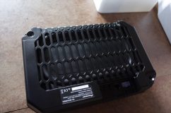 ヴォクシーのウーファー取り付け施工 下向きにスピーカーがセットされますが、重低音には指向性がないので問題ありません。メーカー説明では特定の周波数帯では4dBも音圧がアップするとのこと。おそらくスピーカーから出た音が底板を共振させることで、音圧が上がるのでしょう。