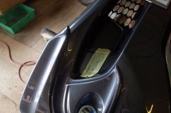  まずはバンパーを外して、取り付け位置にマーキングします。 