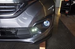  昼間でも十分すぎる視認性です。もし車検等でNGが出た場合はスモールランプ連動で減光もしくは消灯する必要があります。 