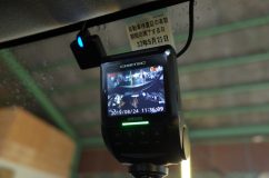 ドライブレコーダー取り付け3連発~ 続いてこちらもコムテック製の「HDR-360G」。こちらはフロント1箇所に設置することで360度全周をカバー出来るというもの。あおり運転後の暴行事件があってから、車内も撮影できるこのモデルは大変人気で、どこのお店も品切れです。今回2台持ち込みで作業させていただきました。