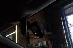 ドライブレコーダー取り付け3連発~ この機種は取り付けの際になるべく車両の高い位置に取り付けるほうが機能を発揮できるのですが、ミラー等の影にならないように取り付けには最新の注意が必要です。
