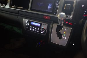 ハイエースキャンピングの室内パネル類LED打ち替え作業