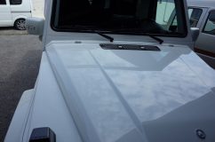 W463 ベンツ ゲレンデヴァーゲンのウィンカーユニット交換とボンネットダクトの取り付け 続いてカーボンパネルを貼り付けました。白ボディーなのでこのような部品をアクセントにするだけで、かなり印象が変わりますね。