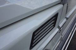 W463 ベンツ ゲレンデヴァーゲンのウィンカーユニット交換とボンネットダクトの取り付け 専用サイズで両面テープで固定するだけです。