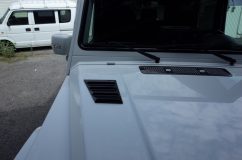 W463 ベンツ ゲレンデヴァーゲンのウィンカーユニット交換とボンネットダクトの取り付け 続いてボンネットダクトですが、持ち込みいただいた商品は特に場所を指定していなかったので、いろいろな位置に置いて確認したところ