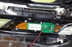 30前期ヴェルファイアのシーケンシャルウィンカー取り付けとアイラインデイライト化施工 作りもしっかりしていますね。それほどこだわりなくシーケンシャル化する場合には、なかなかおすすめです。ブラックボディで見た目もガラッと変わります。