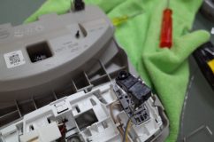 エルグランドのシーケンシャルシリコンチューブ施工とスカッフプレートイルミ修理 このユニットのLEDを青色に交換します。