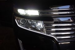 エルグランドのシーケンシャルシリコンチューブ施工とスカッフプレートイルミ修理 定番のシーケンシャルシリコンチューブをヘッドライト下部に貼り付けました。