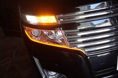 エルグランドのシーケンシャルシリコンチューブ施工とスカッフプレートイルミ修理 ウィンカーでシーケンシャル点灯します。