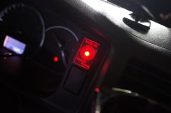 ハイエースのエアコンパネル他のLED色替え(LED打ち替え) ついでにセキュリティプレートも施工させていただきました。このプレートが曲者で、ハイエース用ということでしたがサイズが全然違う、かなり削ってインストールしました。