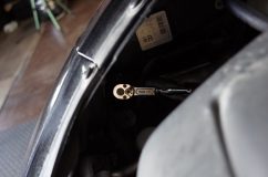 VW NEWビートルのヘッドライトロービーム&ハイビームLED化 ボンネット内のレバーを回してロックを解除、脱落防止のレバーを押しながら手前に引っ張り出します。