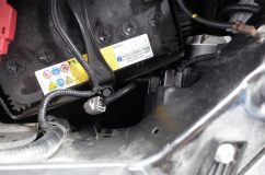 RK ステップワゴンの各バルブLED化~ まずはハイビーム側のカバーをはずそうとひねっても、ゴムが固着して動きません。こういうときは無理に回すのではなく、マイナスドライバーでコジッて外します。