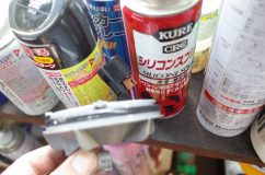 RK ステップワゴンの各バルブLED化~ 次に蓋を締めるときはシリコンスプレーを塗布して、次回以降簡単に交換できるようにします。