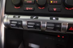 R35 GT-R のスピードメーター修理(バックライトLED交換) 今回こちらのスイッチも一部不点灯ということで、同様に作業させていただきました。