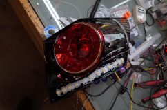  気を取り直して加工を進めます。LEDの基盤を固定してシーケンシャル用の配線を施工して対応しました。 