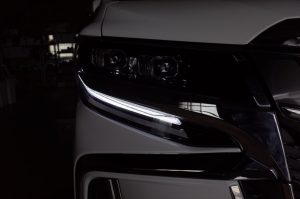 ３０後期アルファードのデイライト追加＆強発光加工