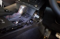 LEXUS IS350の走行中TV視聴加工 オーディオ部分をバラしていきます。